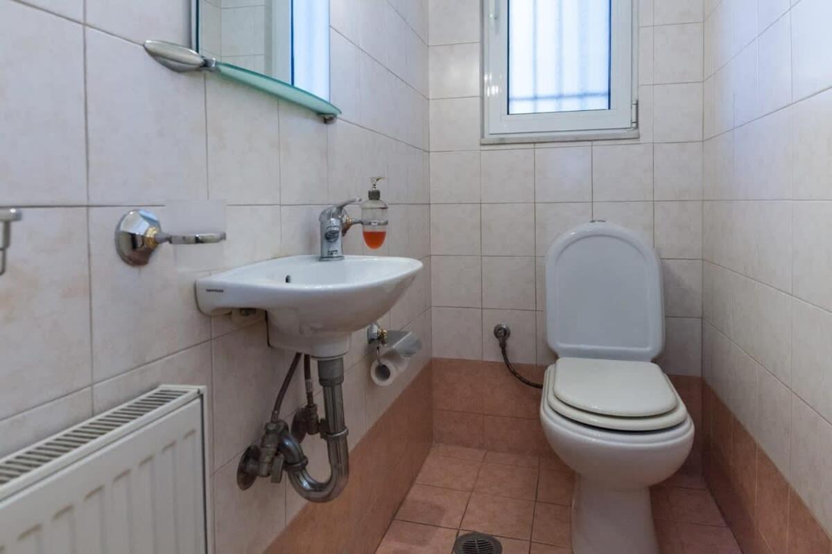 Scenic Balcony Apt In Vibrant Petralona Athens Ngoại thất bức ảnh