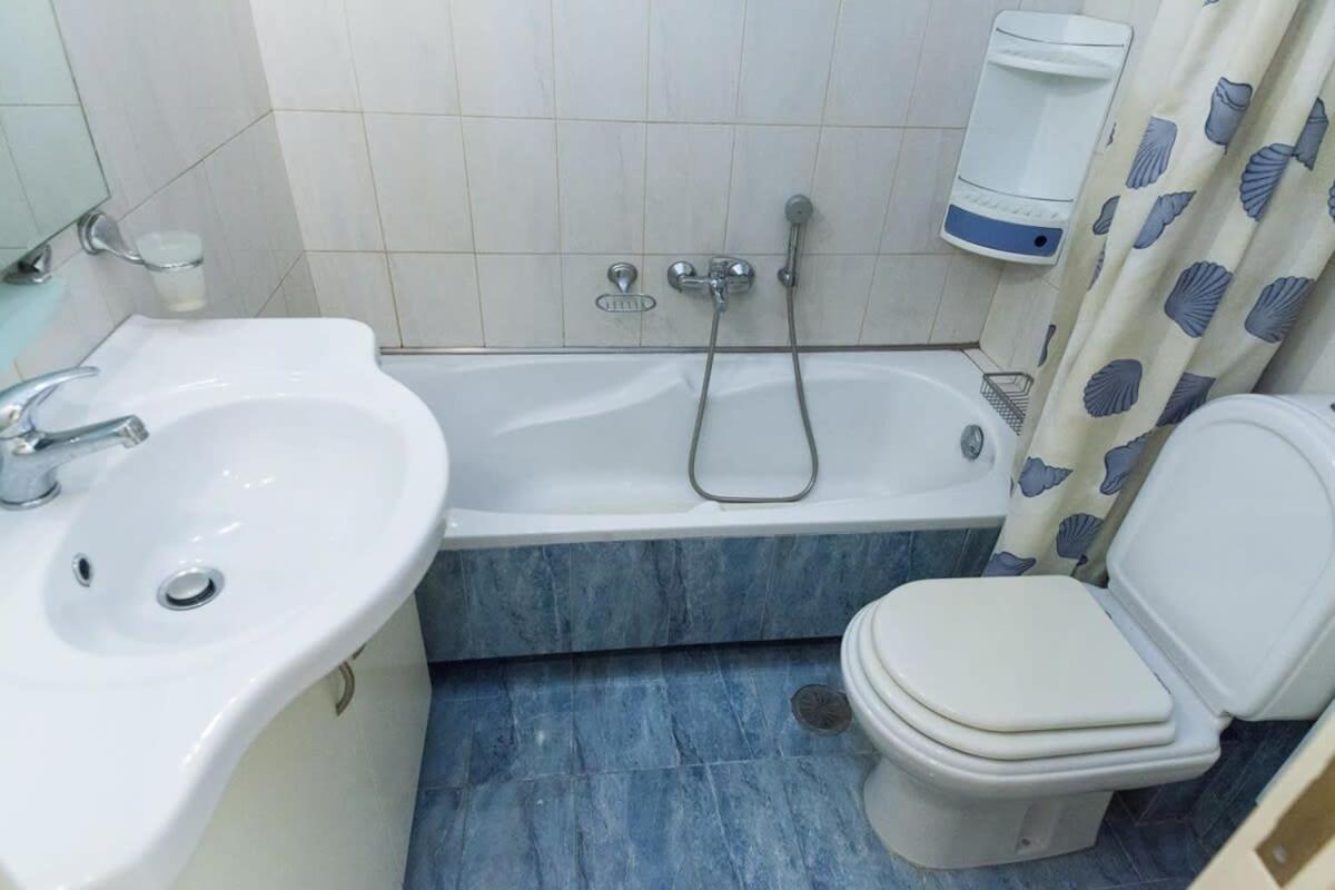 Scenic Balcony Apt In Vibrant Petralona Athens Ngoại thất bức ảnh