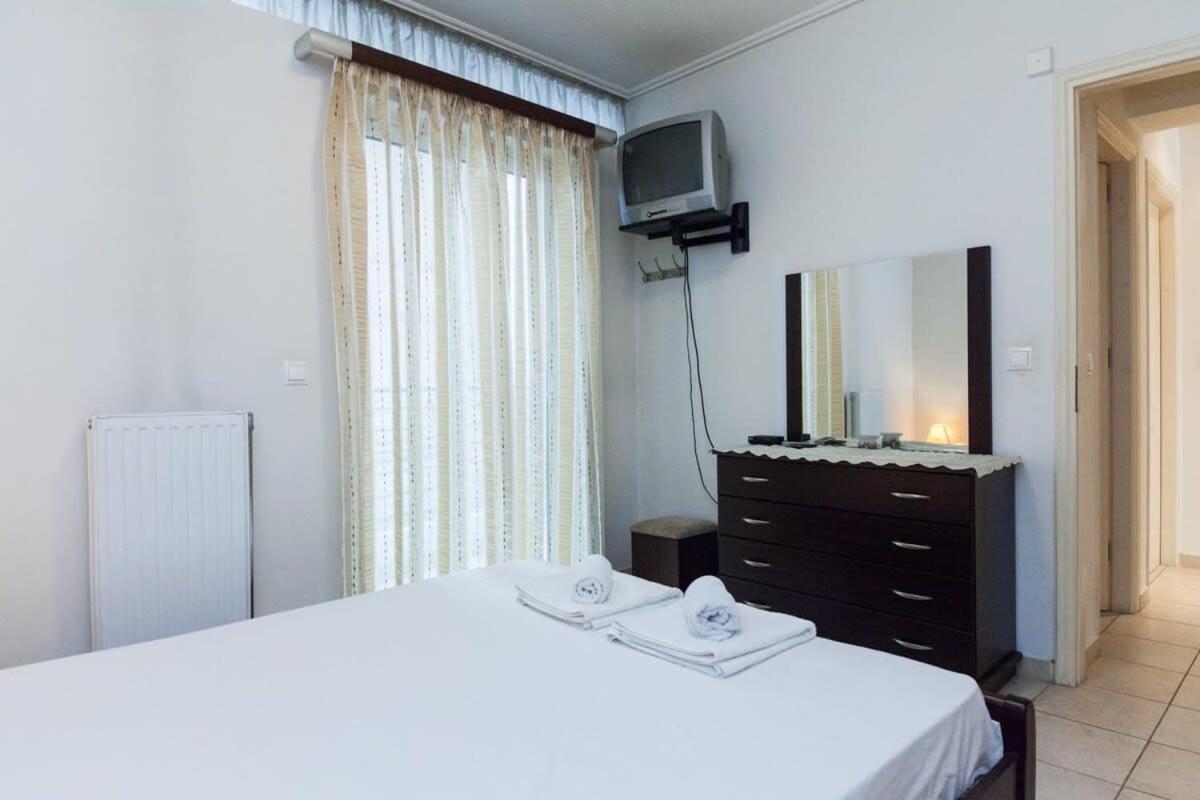 Scenic Balcony Apt In Vibrant Petralona Athens Ngoại thất bức ảnh
