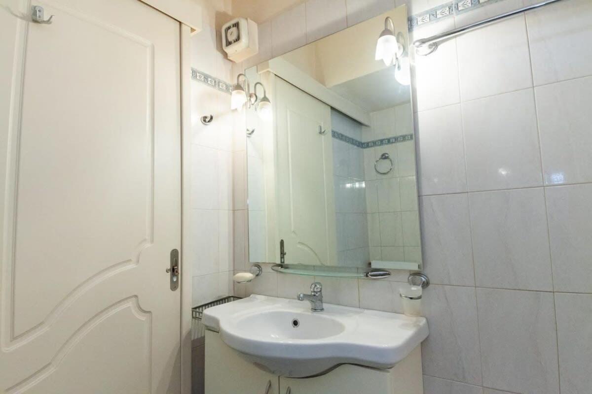 Scenic Balcony Apt In Vibrant Petralona Athens Ngoại thất bức ảnh