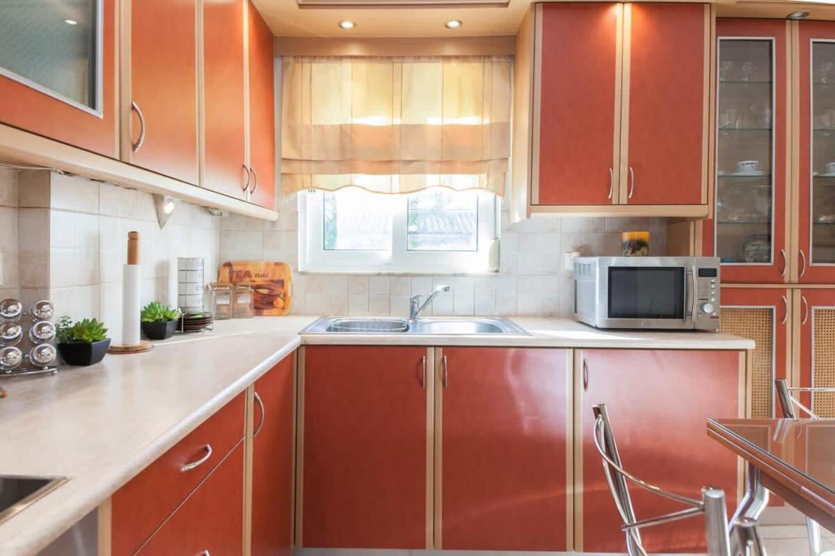 Scenic Balcony Apt In Vibrant Petralona Athens Ngoại thất bức ảnh